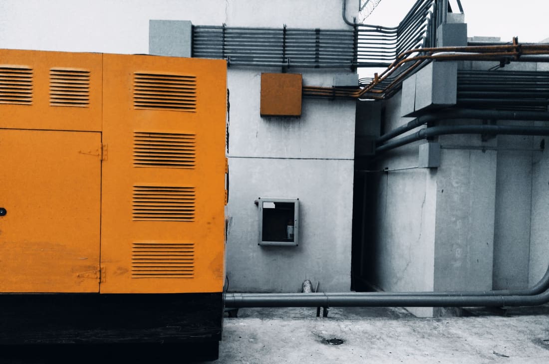 Packaged generating set installed alongside a plant building