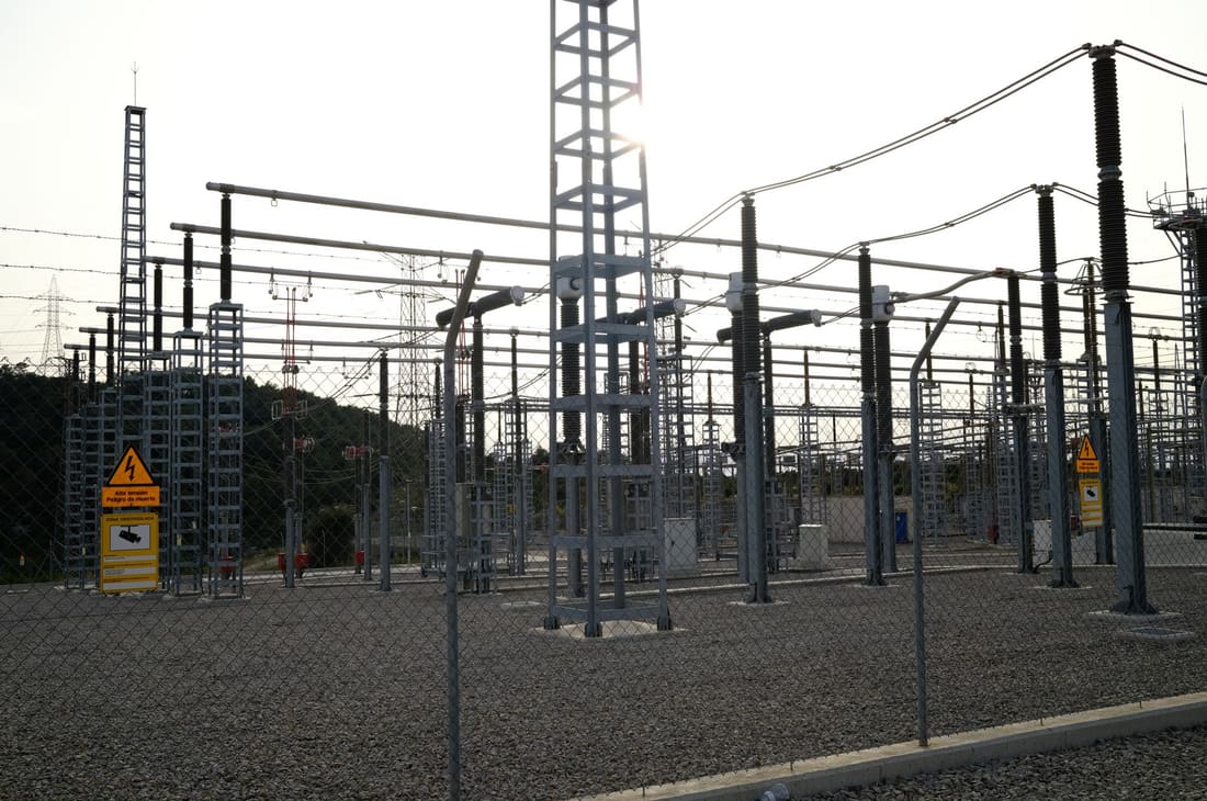 Compact switchyard bay with disconnectors and cable terminations